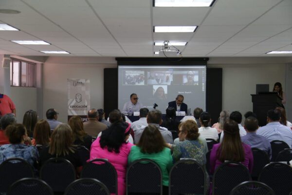 ENTREGA SE BC NOMBRAMIENTOS A PERSONAL DOCENTE BENEFICIADO DEL PROCESO PARA LA FORMACIÓN DE MAESTROS DE EDUCACIÓN BÁSICA