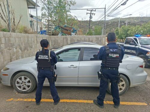 RECUPERA POLICÍA MUNICIPAL DE TECATE VEHÍCULO CON REPORTE DE ROBO EN ZONA RURAL