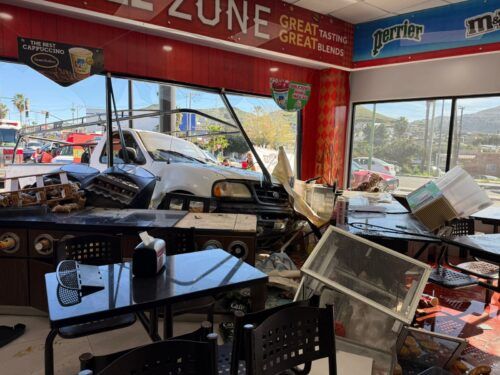 TECATE: APARATOSO ACCIDENTE DEJA DOS PERSONAS LESIONADAS