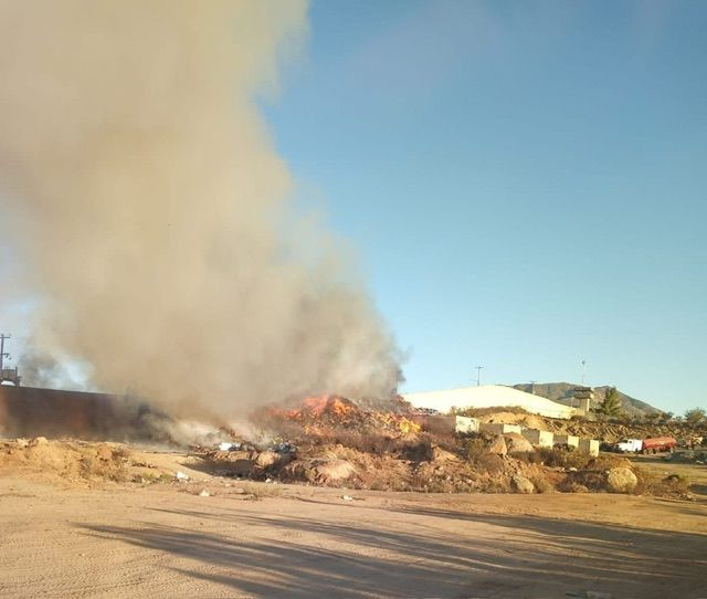GOBIERNO DE TECATE COORDINA ACCIONES ANTE INCENDIO EN EL NUEVO CENTRO DE TRANSFERENCIA