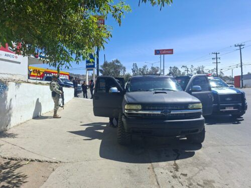 DETIENEN A HOMBRE CON CARTUCHOS Y POSIBLE METANFETAMINA EN TECATE