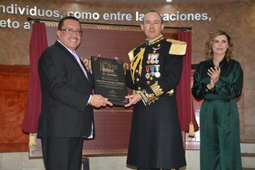 INSCRIBEN LETRAS DORADAS DEL BICENTENARIO DEL HEROICO COLEGIO MILITAR EN LA SEDE DEL CONGRESO DEL ESTADO