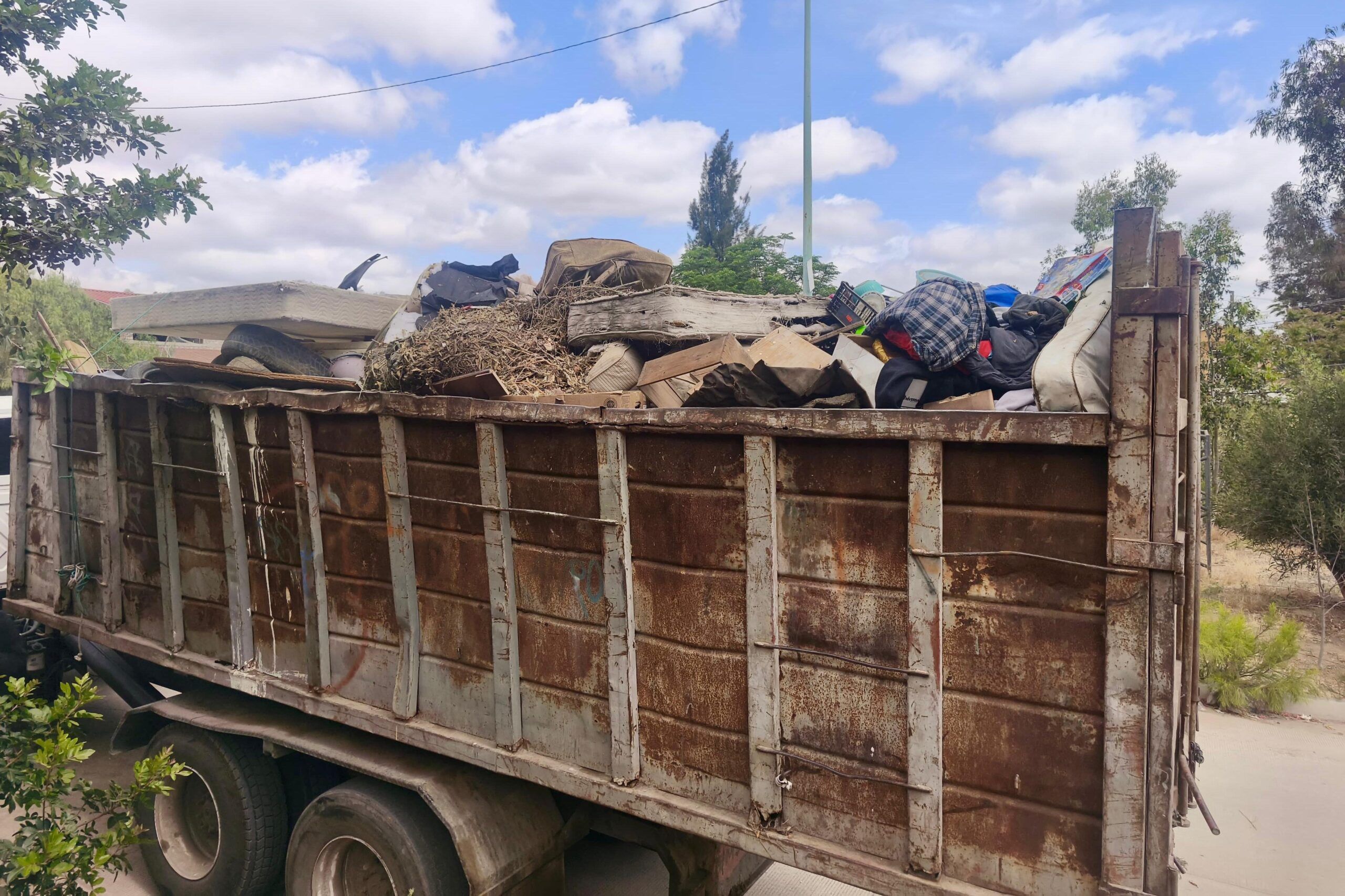 GOBIERNO DE TECATE RETIRA 25 TONELADAS DE BASURA VOLUMINOSA EN COLONIA JUÁREZ Y VALLE VERDE