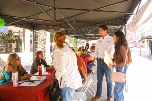 ALCALDE ROMÁN COTA ESCUCHA Y ATIENDE DE CERCA A LA CIUDADANÍA DURANTE EL “DÍA DEL PUEBLO”