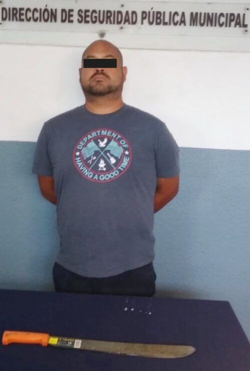 POLICÍA DE TECATE DETIENE A VIOLENTO SUJETO ARMADO CON MACHETE AFUERA DE HOSPITAL