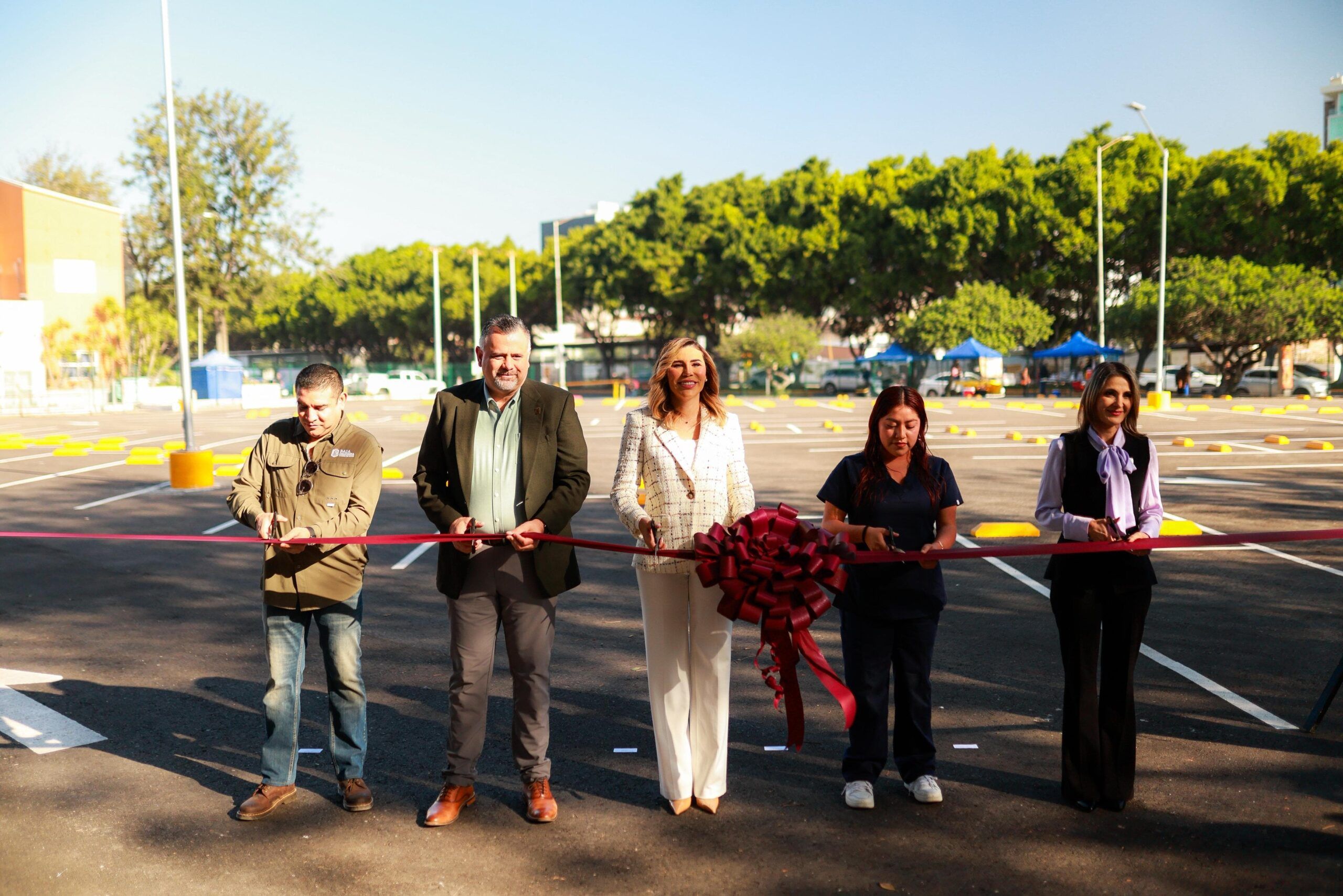 ENTREGA GOBERNADORA MARINA DEL PILAR NUEVO ESTACIONAMIENTO EN UABC PARA FORTALECER LA PERMANENCIA ESTUDIANTIL