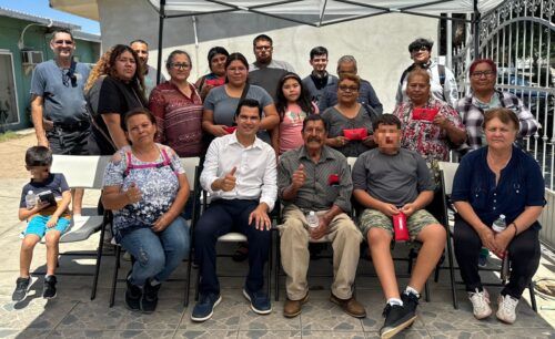 BETO VALLE ENTREGA LENTES COMO PARTE DE GESTIÓN EN MATERIA DE SALUD VISUAL