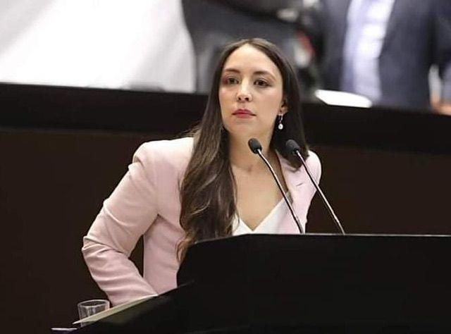 SE MUERDE LA LENGUA LILY TÉLLEZ: JULIETA RAMÍREZ
