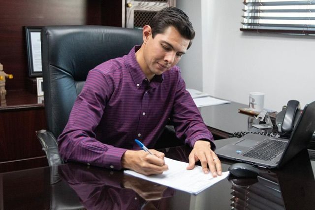 ROMÁN COTA BUSCA AMPLIAR DERECHOS LABORALES EN BC