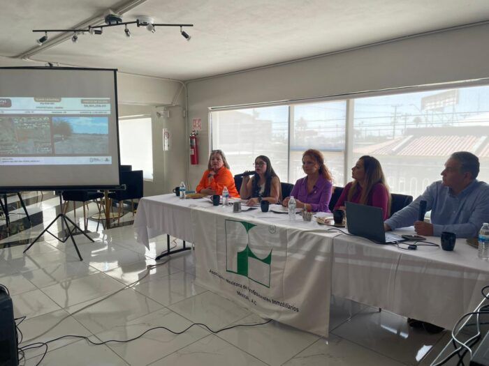 PROMOCIONA OFICIAL MAYOR DE BC “SUBASTA CON CAUSA. LICITACIÓN DE PREDIOS” CON MIEMBROS DE LA AMPI