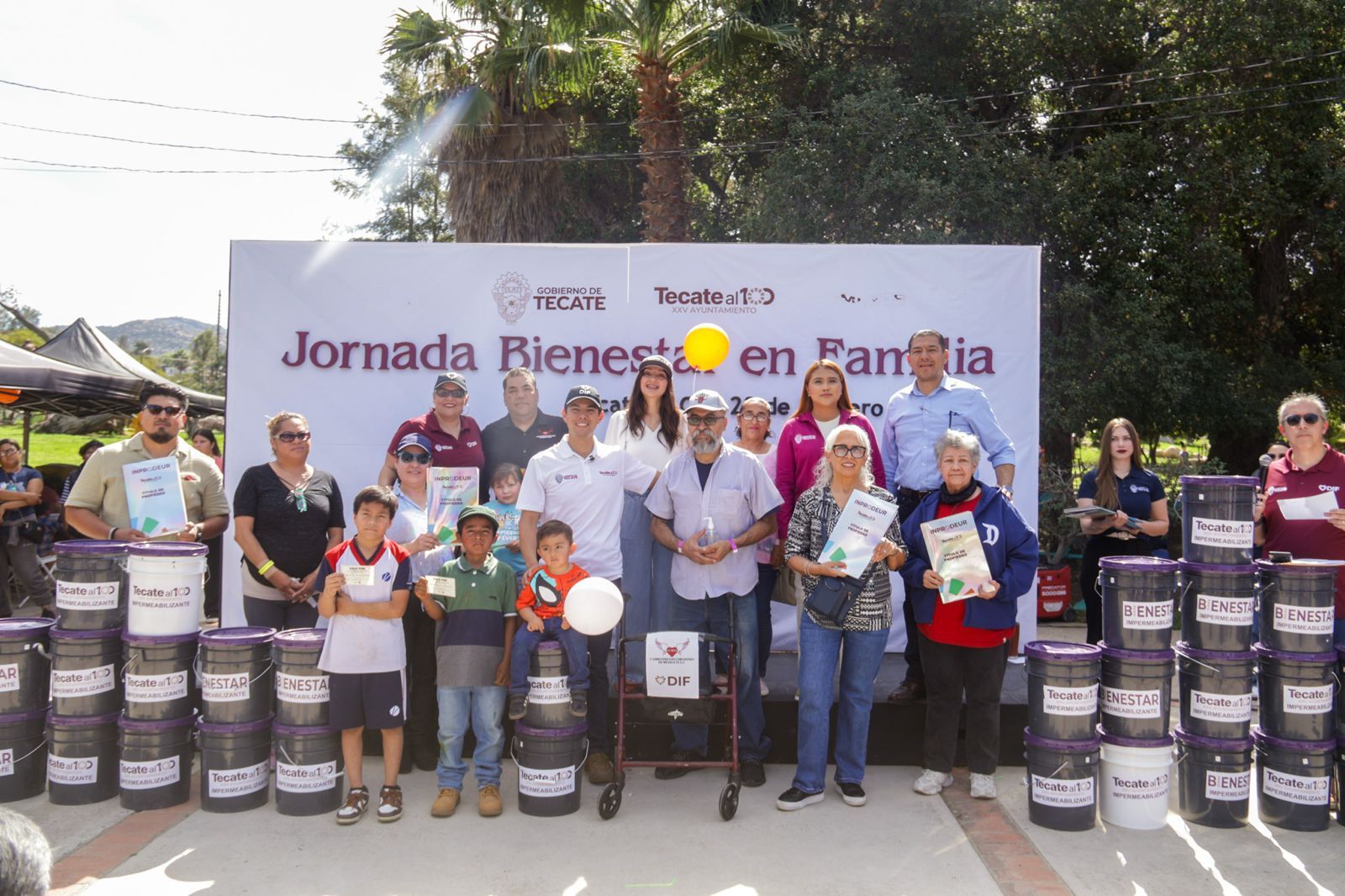 ALCALDE ROMÁN COTA ENTREGA MÁS DE MIL APOYOS DIRECTOS A FAMILIAS TECATENSES
