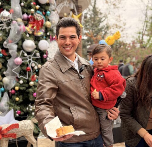 ROMÁN COTA COMPARTE TRADICIÓN, UNIDAD Y ALEGRÍA EN EL CORTE DE LA ROSCA DE REYES