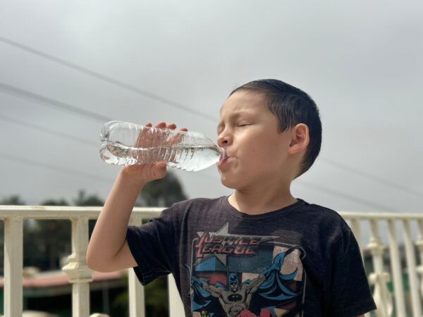 EXHORTAN A LA POBLACIÓN NO COMBATIR EL CALOR CON ALCOHOL O BEBIDAS AZUCARADAS