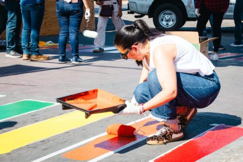 PINTAN CRUCES PEATONALES CON LOS COLORES DE LA BANDERA LGBTTTIQA+ EN EL CENTRO HISTORICO DE MEXICALI