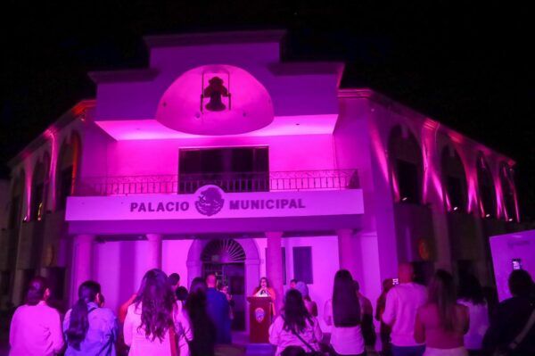 ENCENDIDO DE PALACIO MUNICIPAL MARCA EL INICIO DE “OCTUBRE ROSA” EN TECATE