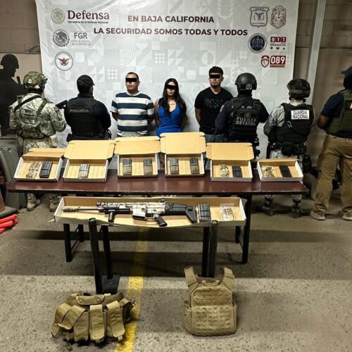 DETIENEN A TRES PERSONAS CON ARMAS, CARGADORES ABASTECIDOS Y EQUIPO TÁCTICO