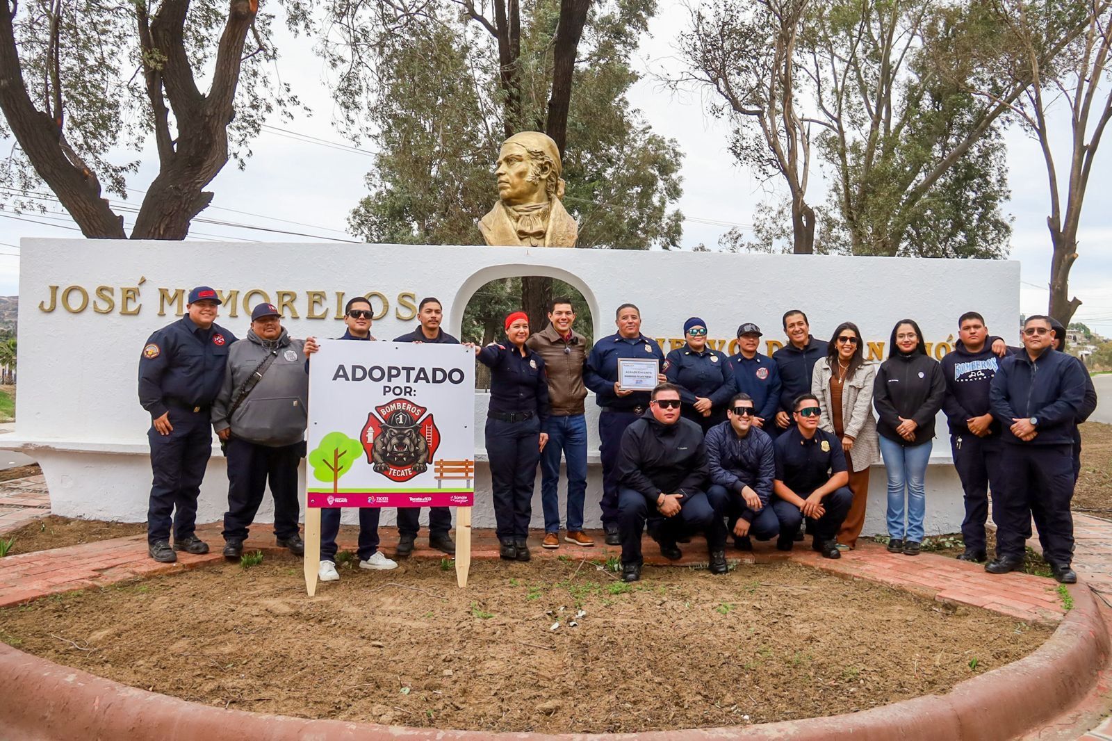 ADOPTAN BOMBEROS DE TECATE CAMELLÓN FRENTE A LA ESTACIÓN CENTRAL