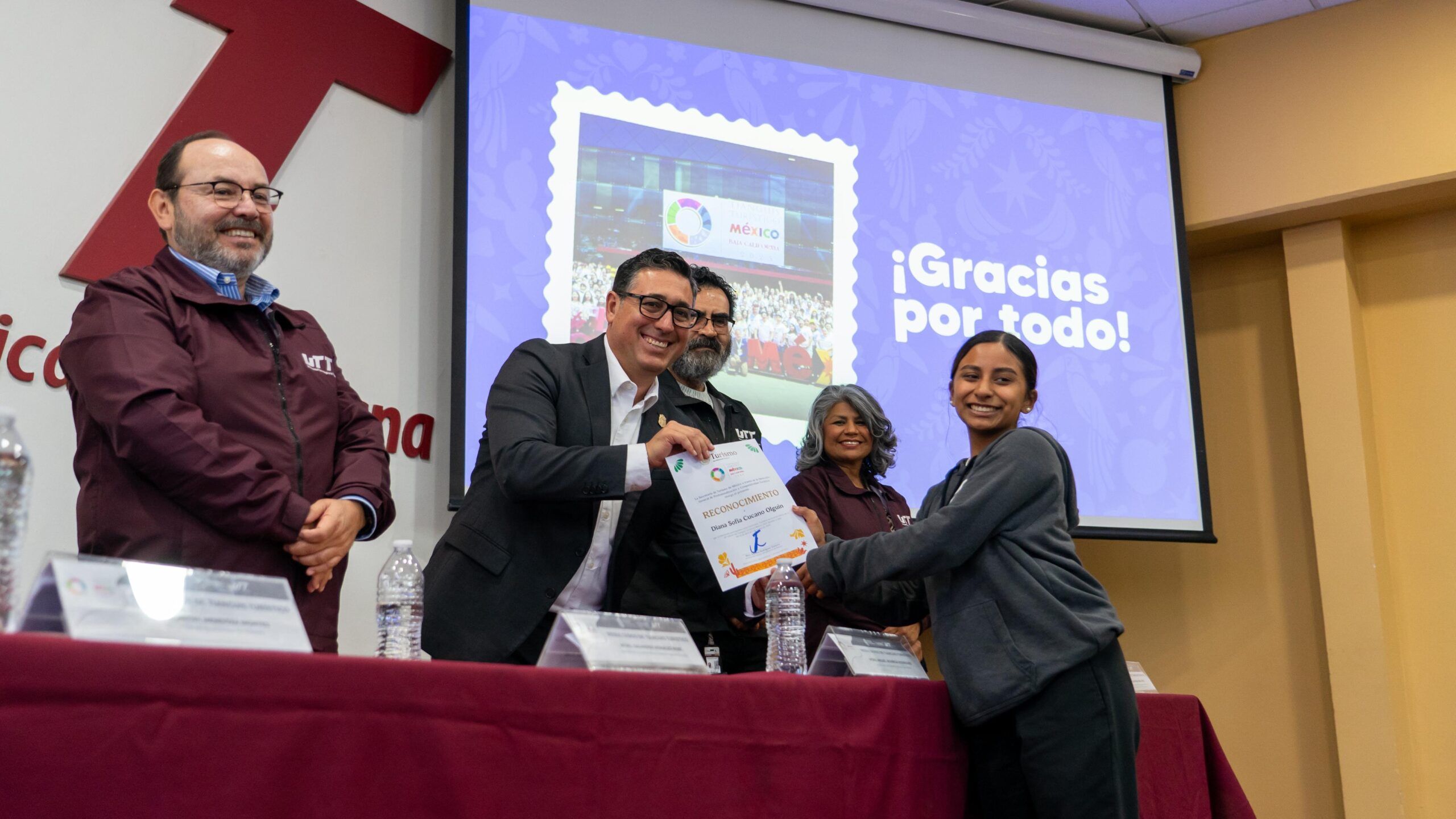 RECONOCE SECRETARIO DE TURISMO A JÓVENES ANFITRIONES DEL TIANGUIS TURÍSTICO 2025