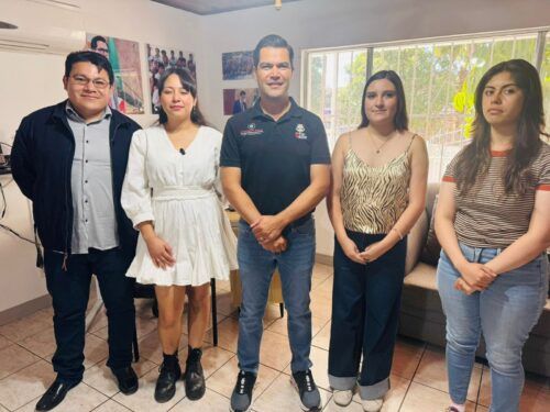 BETO VALLE ATIENDE A ESTUDIANTES DE LA UABC