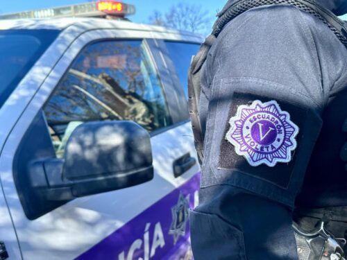POLICÍA DE AUXILIA A ADULTA MAYOR DESORIENTADA Y LA REÚNE CON SU FAMILIA