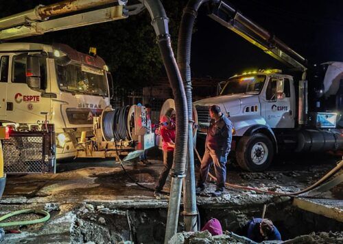 TRABAJA CESPTE EN REPARACIÓN DE FUGA EN LÍNEA DE CONDUCCIÓN DE TANQUE FUNDADORES