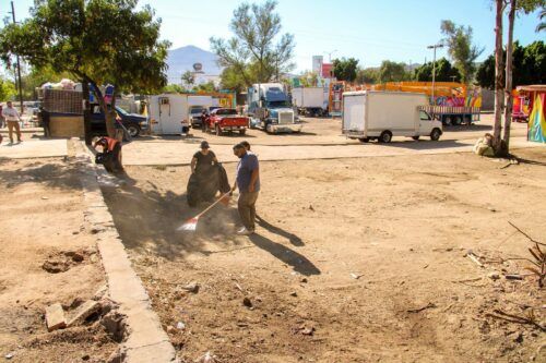 ANDADOR DEL ESTADIO MANUEL CECEÑA RECIBE TRABAJOS DE LIMPIEZA TRAS LA FERIA TECATE EN MARCHA