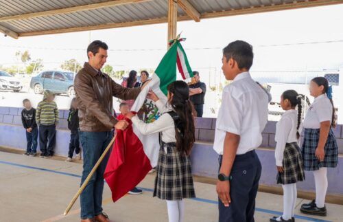 ENCABEZA ALCALDE ROMÁN COTA LUNES CÍVICO EN ESCUELA PRIMARIA DE LOMATOVA