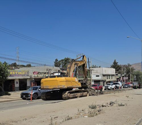 INICIAN REPARACIÓN DE LA CARRETERA TIJUANA–TECATE EN MACLOVIO ROJAS