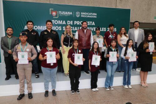 ENCABEZA ISMAEL BURGUEÑO TOMA DE PROTESTA DE 154 “COMISARIOS JUVENILES”
