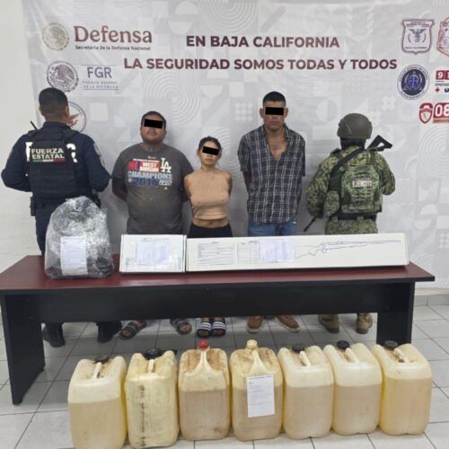 DETIENEN A TRES CON ARMAS DE FUEGO, CHALECOS TÁCTICOS Y 140 LITROS DE GASOLINA