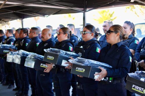 ENTREGA ROMÁN COTA UNIFORMES A POLICÍAS MUNICIPALES EN SU DÍA