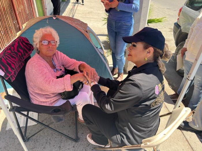 ATIENDE COMISIONADA DE CESISPE A MANIFESTANTE INSTALADA FRENTE A LA PENITENCIARÍA DE TIJUANA