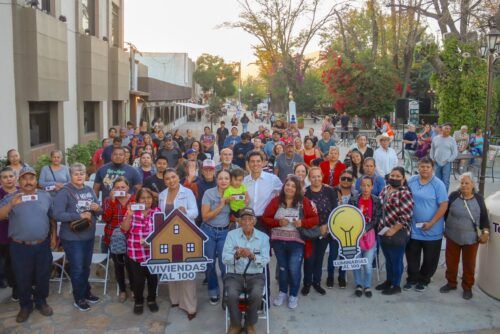 ROMÁN COTA ENTREGA LUMINARIAS, TECHOS Y TINACOS BENEFICIANDO A 330 FAMILIA