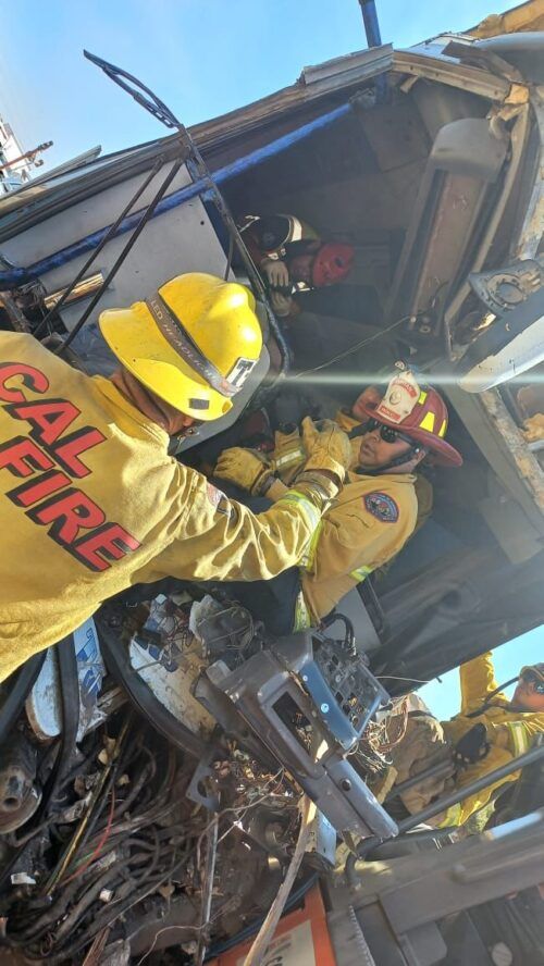 SE IMPACTA AUTOBÚS DE PASAJEROS EN LA CARRETERA DE TECATE A TIJUANA