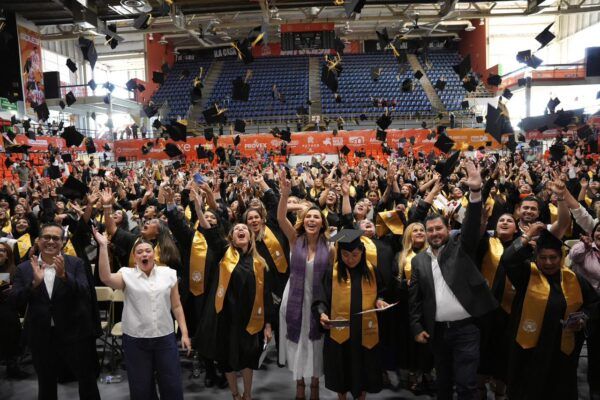 MÁS DE 800 MUJERES CUMPLEN SU SUEÑO DE TERMINAR LA PREPARATORIA CON TARJETA VIOLETA IMPULSADA POR LA GOBERNADORA MARINA DEL PILAR