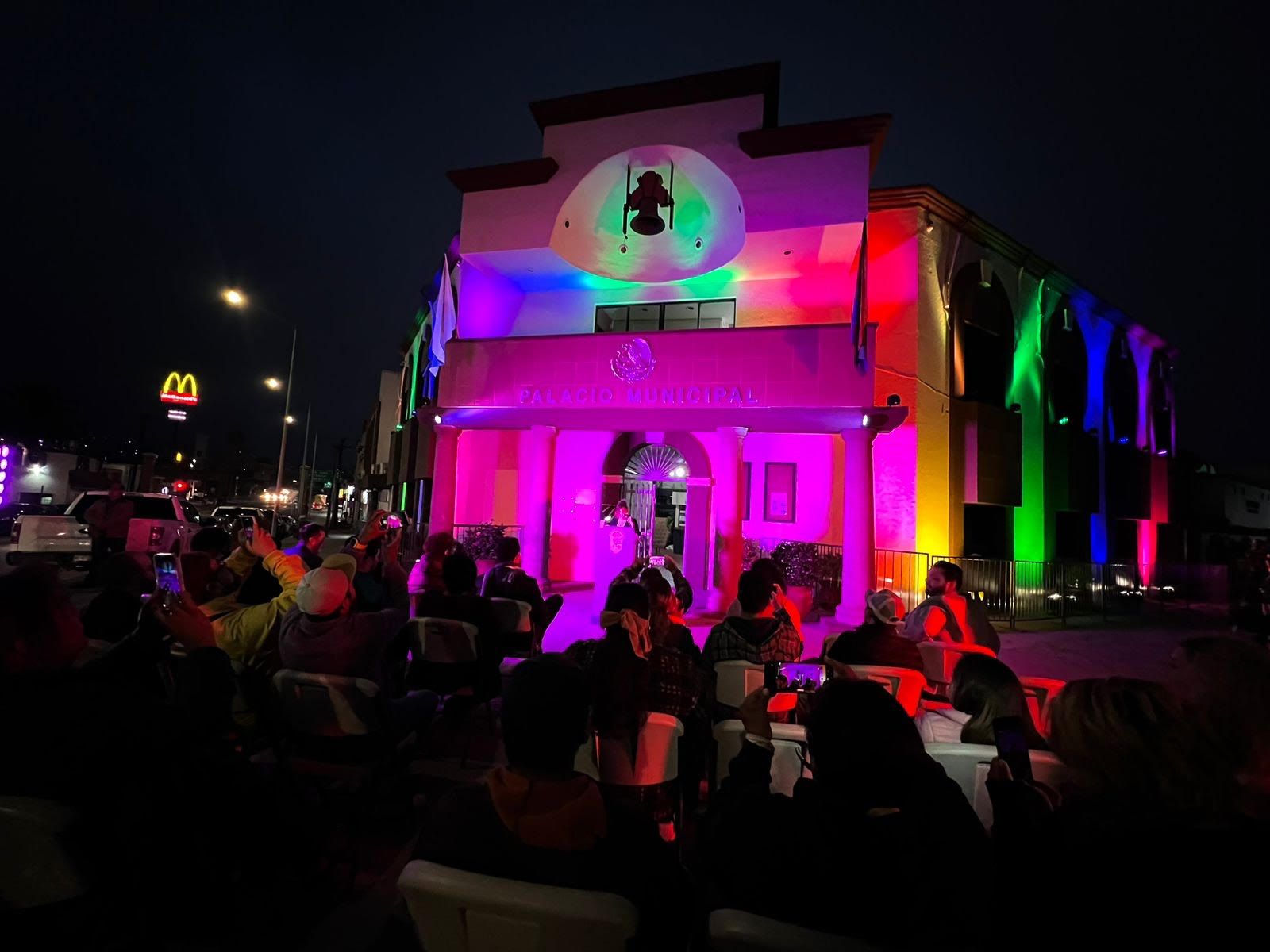 ARRANCAN ACTIVIDADES DEL MES DEL ORGULLO LGBTQ+ CON ENCENDIDO DE LUCES EN PALACIO MUNICIPAL