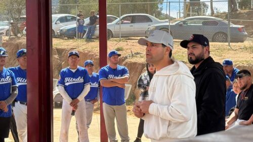BETO VALLE DIGNIFICA BAÑOS DEL CAMPO DE BÉISBOL EN CERRO AZUL