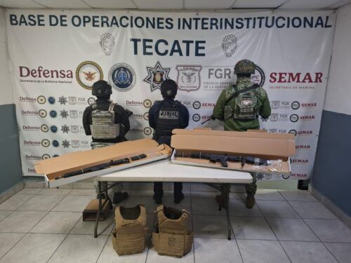TECATE: ASEGURAN ARMAS DE FUEGO Y EQUIPO TÁCTICO, TRAS PERSECUCIÓN