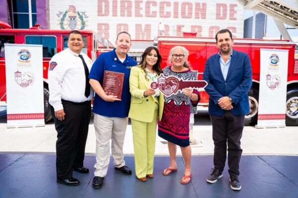 ENTREGAN ALCALDESA CLAUDIA AGATÓN, BAJA BRIDGES Y CLUBES ROTARIOS UNA MÁQUINA ESCALERA A BOMBEROS DE ENSENADA