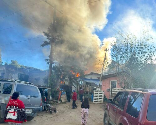INCENDIO CONSUME VIVIENDA EN ZONA RURAL DE TECATE: FAMILIA SOLICITA APOYO