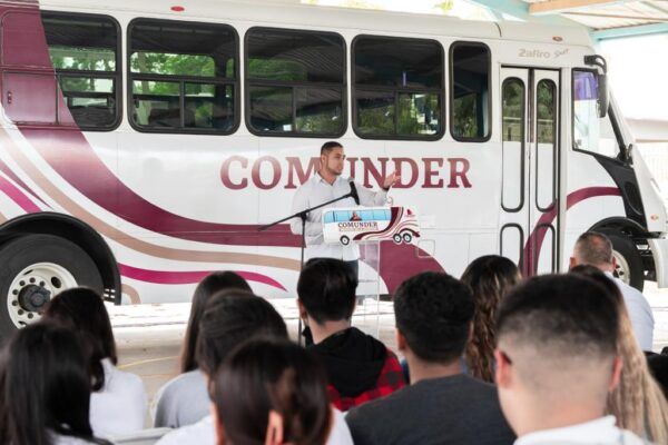 ARRANCA JUVENTUD BC TRANSPORTE ESCOLAR COMUNDER A BENEFICIO DE ESTUDIANTES