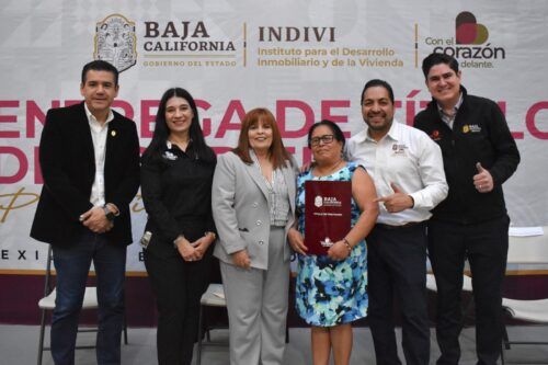 ENTREGA GOBIERNO DE BAJA CALIFORNIA TÍTULOS DE PROPIEDAD A MÁS DE CIEN FAMILIAS DE MEXICALI