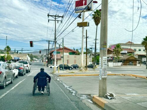 FALTA DE INFRAESTRUCTURA VIAL EN TECATE PONE EN RIESGO A PERSONAS CON DISCAPACIDAD