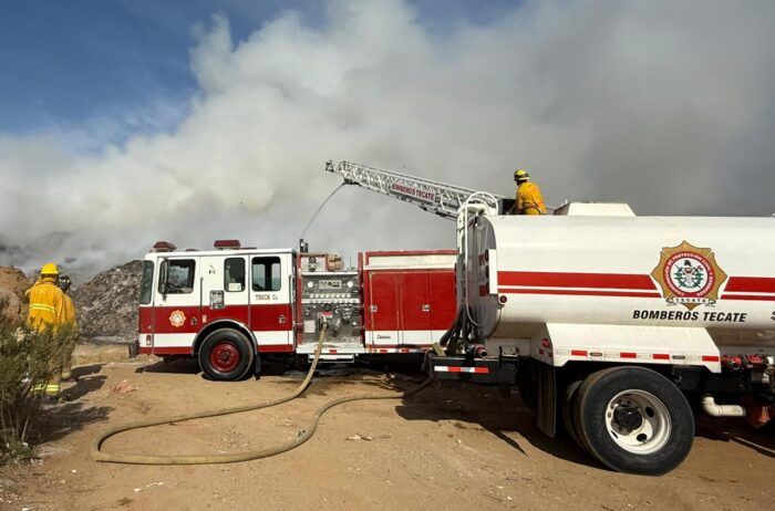 ATIENDE BOMBEROS DE TECATE INCENDIO EN CENTRO DE TRANSFERENCIA