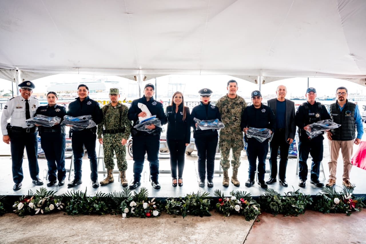 GOBIERNO DE CLAUDIA AGATÓN  FORTALECE A LA DSPM CON ENTREGA DE UNIFORMES Y EQUIPO DE RADIOCOMUNICACIÓN