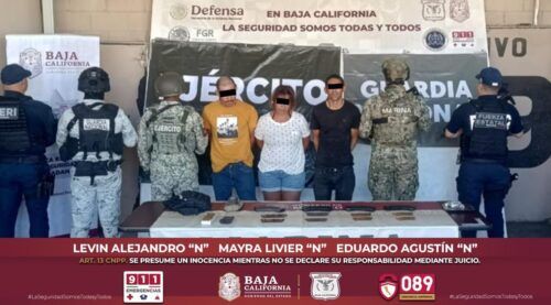 ASEGURAN CARTUCHOS ÚTILES, HEROÍNA Y RECUPERAN VEHÍCULO ROBADO; TRES PERSONAS SON DETENIDAS