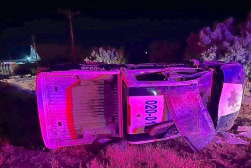 VUELCA PATRULLA DE LA POLICÍA MUNICIPAL, EN LA ZONA RURAL DE TECATE