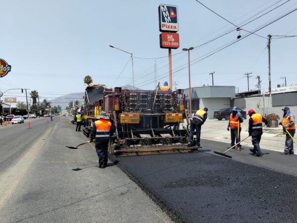 CONTINÚAN TRABAJOS DE MÁQUINA RECICLADORA DE ASFALTO EN VIALIDADES DE TECATE: SIDURT