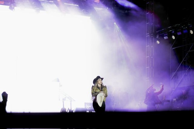 ALICIA VILLARREAL PONE A CANTAR AL PÚBLICO EN LA SEGUNDA NOCHE DEL GRAN CARNAVAL ENSENADA 2026