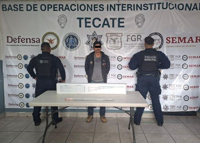 DETIENEN POLICÍA DE TECATE A SUJETO ARMADO TRAS AGRESIÓN EN VALLE DE LAS PALMAS